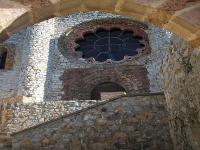 Fachada y rosetón de la iglesia de la fortaleza./Valdoria